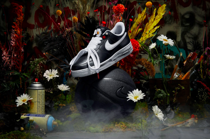 Vì sao biểu tượng hoa cúc thiếu cánh của G-Dragon khiến fan phát cuồng? Đôi giày Nike x Peaceminusone được mở bán năm 2019 bùng nổ toàn cầu, ''cháy hàng'' liên tục.