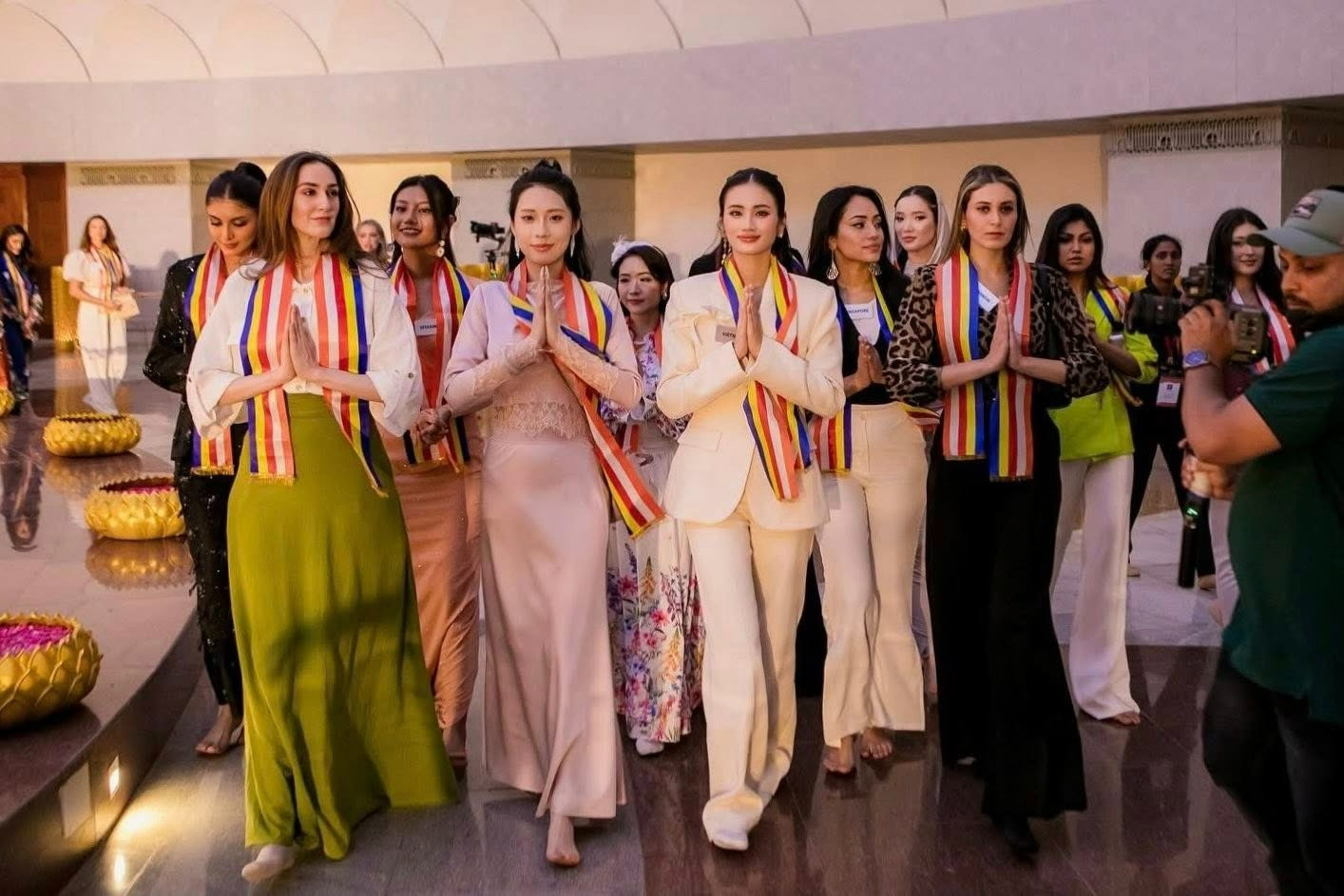 Ý Nhi bị soi 'xin vía' Thanh Thủy để đăng quang Miss World 2025? Ý Nhi bị soi xin vía Thanh Thủy để intop cao thậm chí đăng quang Miss World