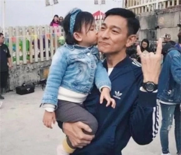 'Ái nữ đắt giá nhất showbiz', hưởng cuộc sống xa hoa từ thuở mới lọt lòng bo 17473630078011146407426.jpg