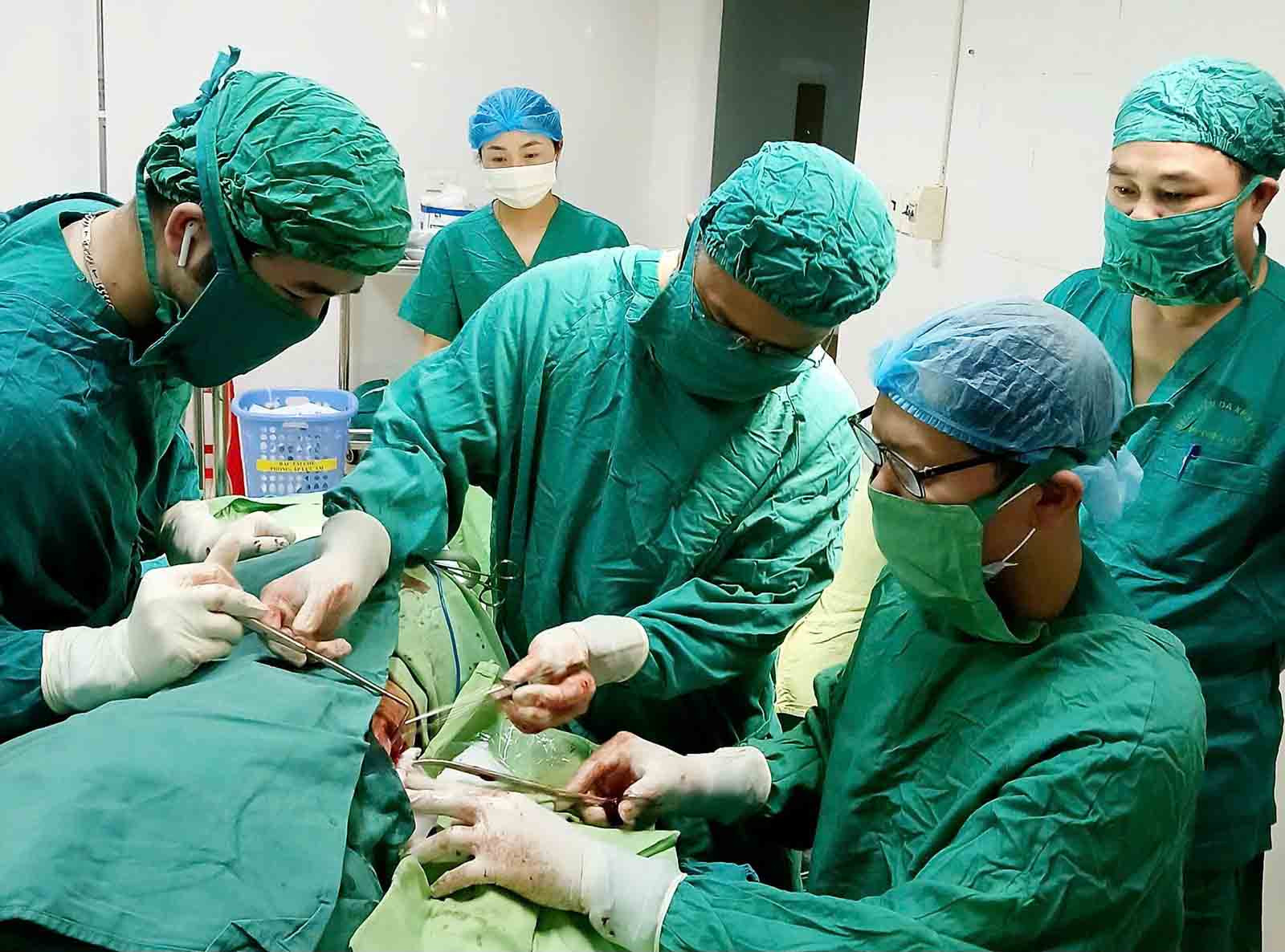 Cành cây dài 20cm nằm trong lồng ngực cụ bà suốt 2 năm Phau thuat