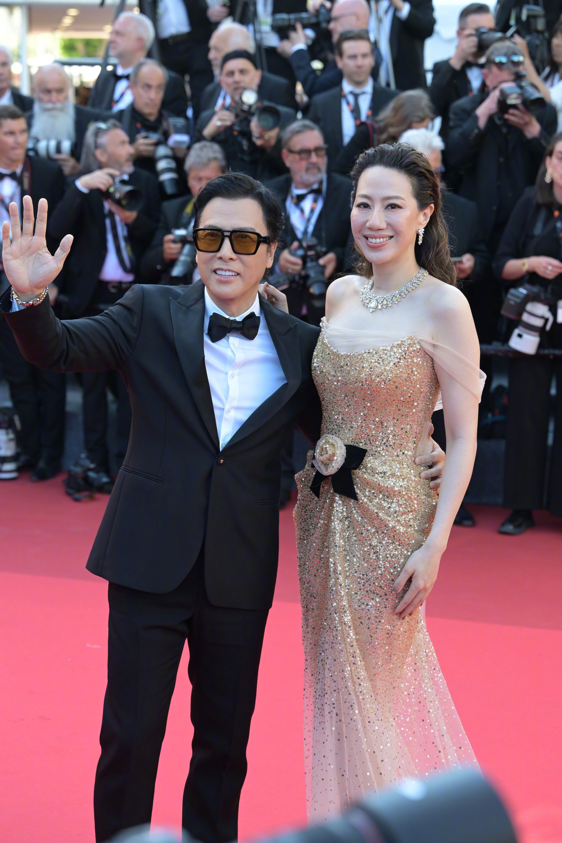 Chân Tử Đan dẫn vợ hoa hậu lên thảm đỏ Cannes, tỷ phú Amazon bị mạo danh ảnh 2