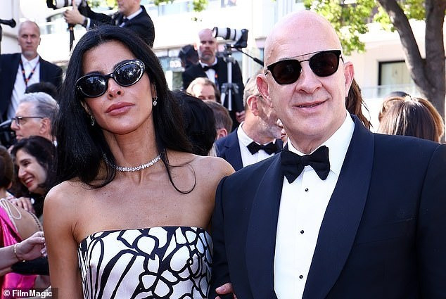 Chân Tử Đan dẫn vợ hoa hậu lên thảm đỏ Cannes, tỷ phú Amazon bị mạo danh ảnh 27