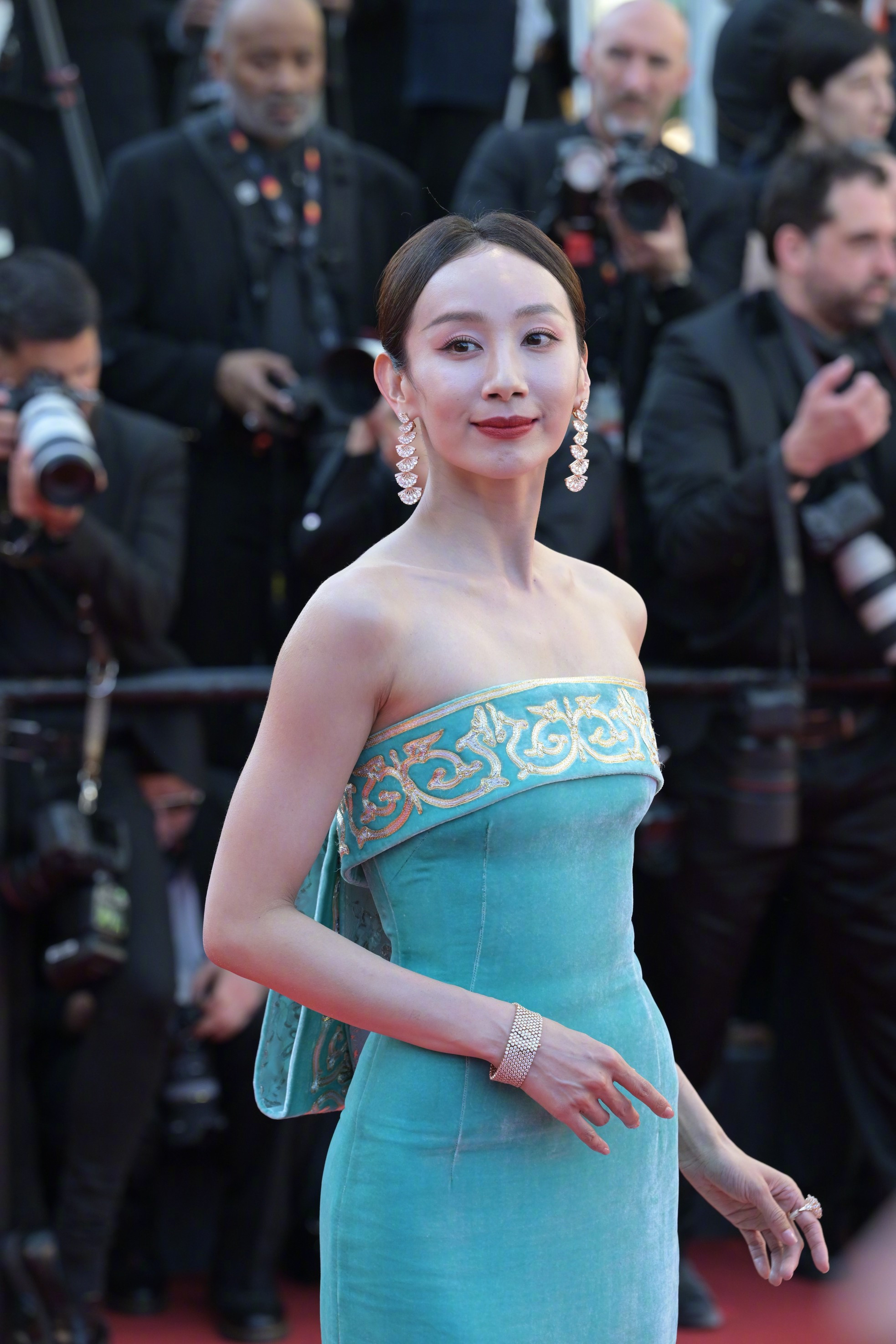 Chân Tử Đan dẫn vợ hoa hậu lên thảm đỏ Cannes, tỷ phú Amazon bị mạo danh ảnh 13