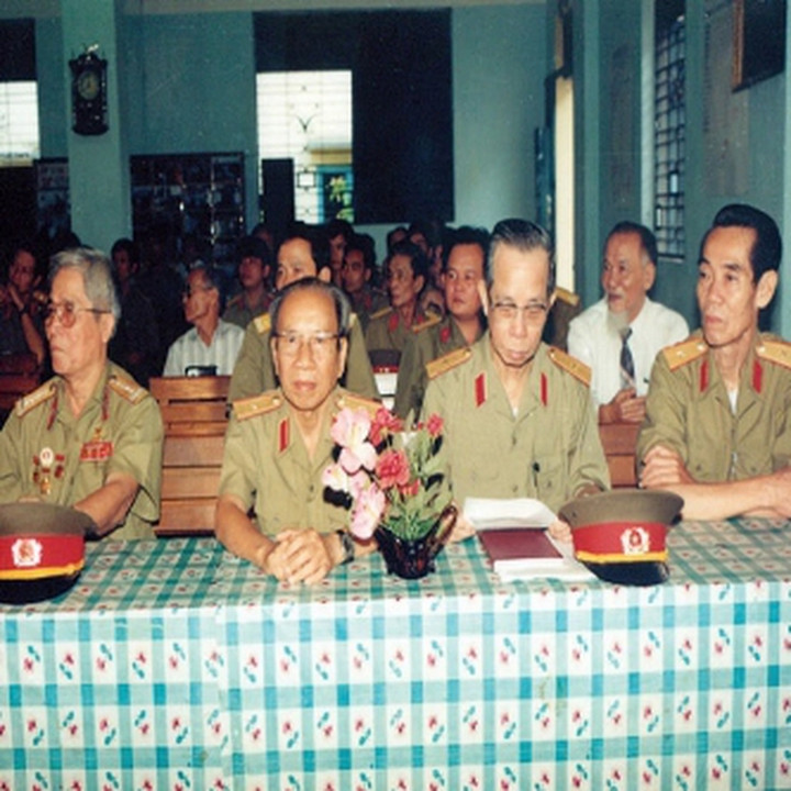 Ông Vũ Ngọc Nhạ (người thứ 2, trái qua) trong lần họp mặt của Tổng cục tình báo.