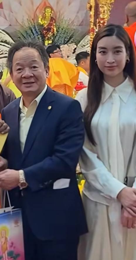 Khoảnh khắc hiếm hoi của Đỗ Mỹ Linh bên bố chồng quyền lực