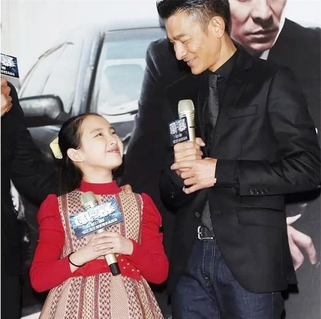 'Ái nữ đắt giá nhất showbiz', hưởng cuộc sống xa hoa từ thuở mới lọt lòng l 17473630617201832177230.jpg