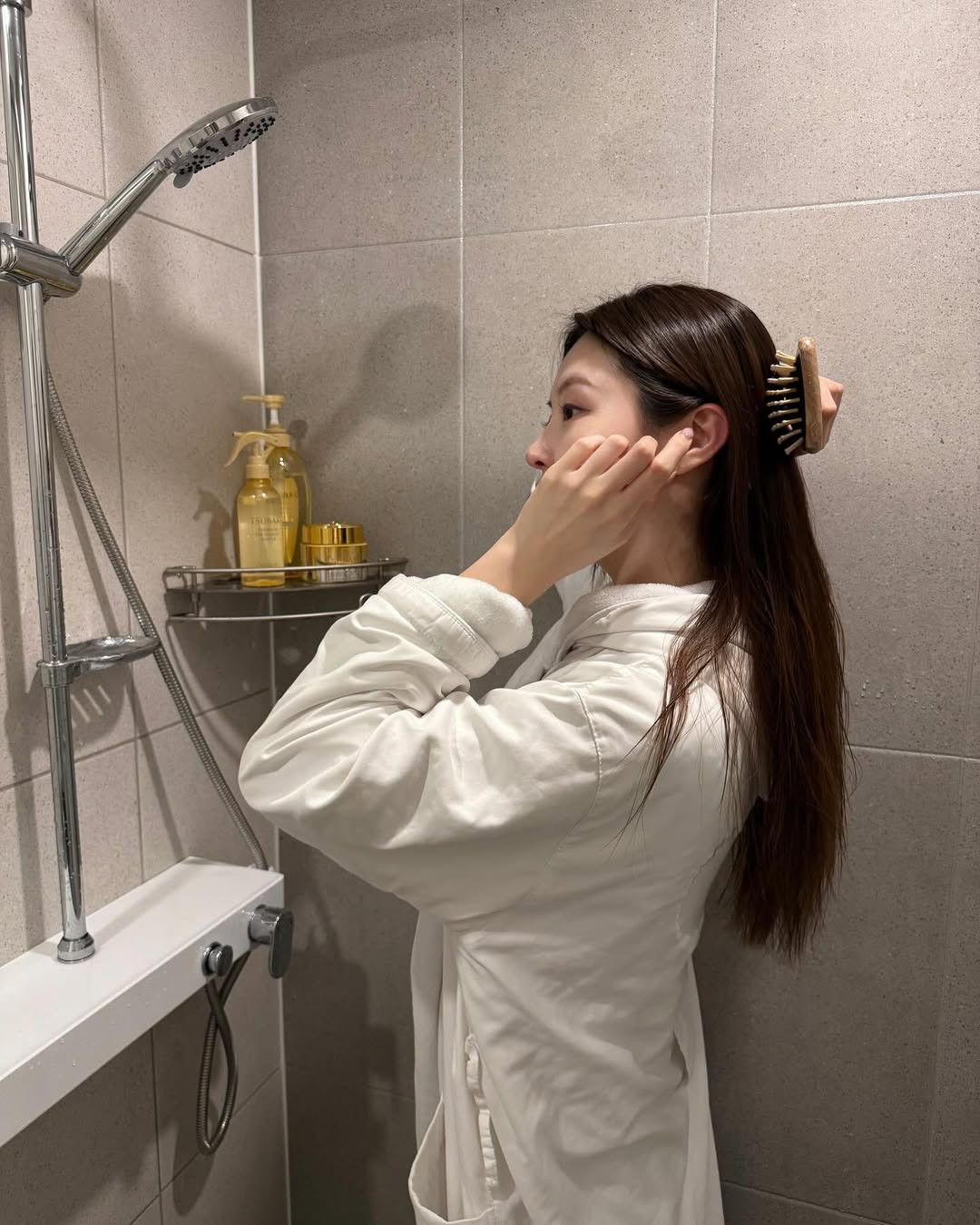 Làm điều này khi gội đầu sẽ giúp tóc sạch sâu, giảm dầu nhờn thấy rõ Làm điều này khi gội đầu sẽ giúp tóc sạch sâu, giảm dầu nhờn thấy rõ- Ảnh 3.