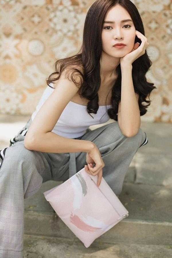 Lan Ngọc gây 'lú' với vòng 1 trồi sụt thất thường giống hệt Ngọc Trinh Lan Ngọc gây lú với vòng 1 trồi sụt thất thường giống hệt Ngọc Trinh