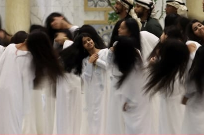 Màn múa tung tóc chào đón ông Trump tại UAE gây sốt