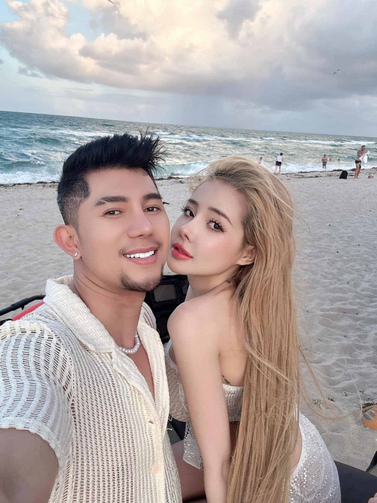 Ngân 98 khoe trang phục đi biển lộ nguyên cả vòng 3 khiến người xem choáng váng