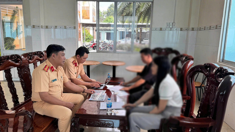 Người phụ nữ tạt đầu, đập vỡ kính ô tô khiến cả phố bức xúc: Mối quan hệ của 2 người- Ảnh 1.