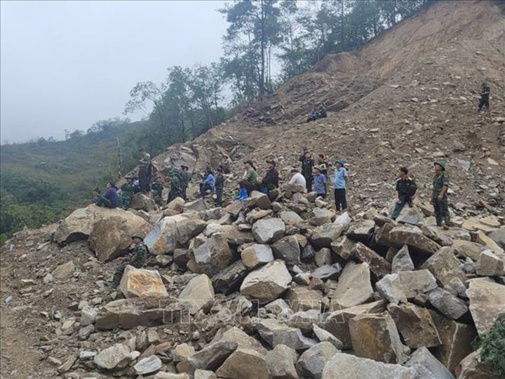 Hiện trường nơi xảy ra vụ sạt lở. (Ảnh: TTXVN)