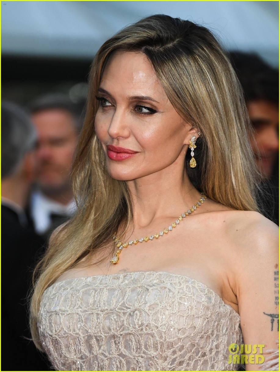 angelina jolie cannes 14 28172.jpg