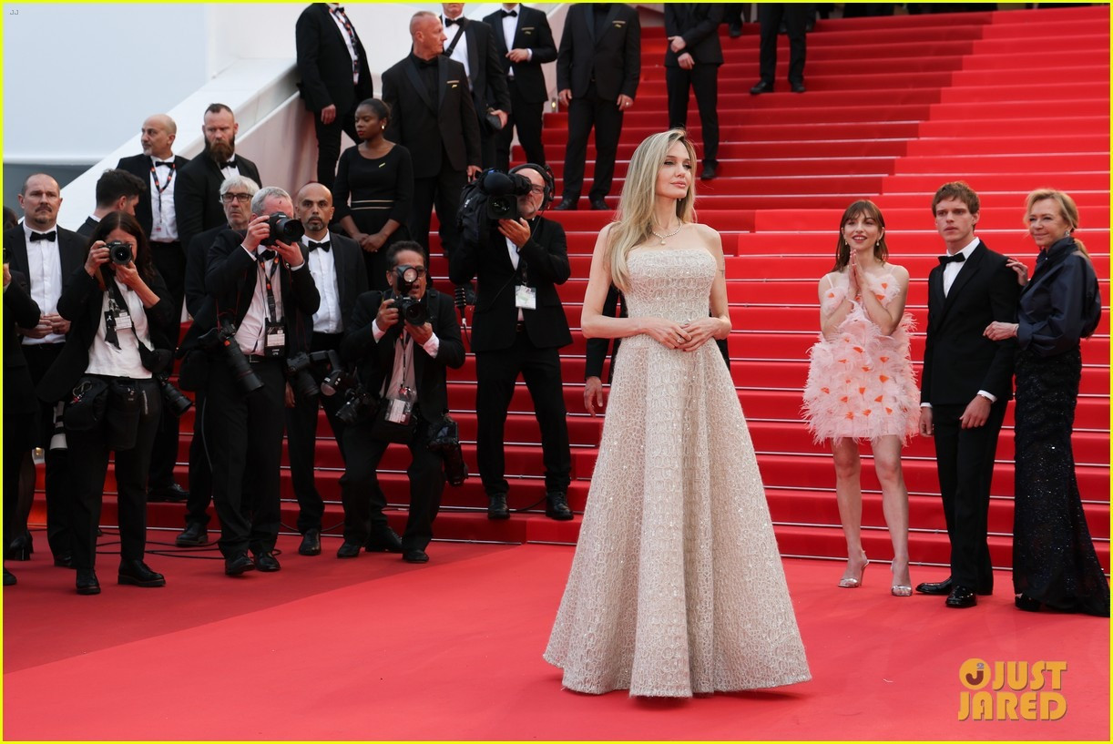 Angelina Jolie khoe thân hình như tạc tượng ở tuổi 50 trên thảm đỏ Cannes angelina jolie cannes 36 28174.jpg