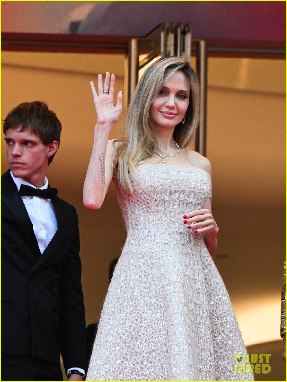 Angelina Jolie khoe thân hình như tạc tượng ở tuổi 50 trên thảm đỏ Cannes angelina joliecannes 12 28173.jpg