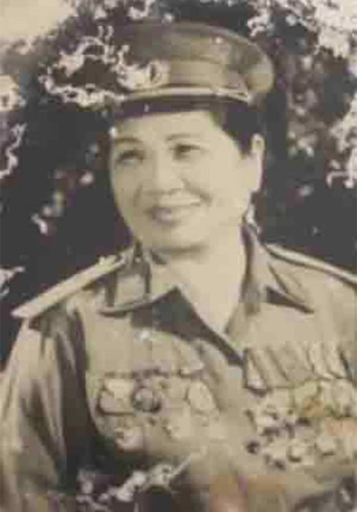 17 tuổi, bà Phấn được gả cho anh họ của Công tử Bạc Liêu Trần Trinh Huy. Năm 1944, bà Phấn thoát ly gia đình, đi theo con đường của cha. Không lâu sau bà xây dựng nên Hội phụ nữ huyện Giá Rai, tỉnh Bạc Liêu, làm Hội trưởng Phụ nữ Cứu quốc huyện Giá Rai, tỉnh Bạc Liêu. Năm 1950, bà Phấn được kết nạp Đảng.