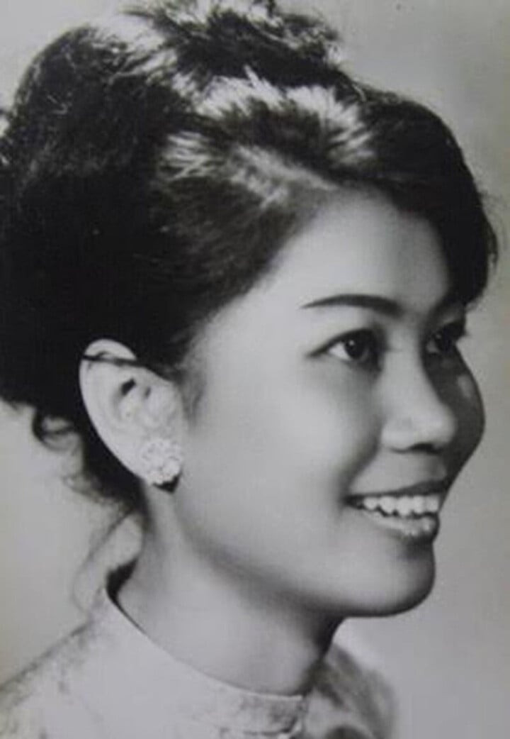 Năm 18 tuổi bà trở thành giao liên cho tướng tình báo Phạm Xuân Ẩn với mật danh Tám Thảo. Năm 1966, bà bước vào nhiệm vụ mới, trở thành thông dịch viên, lọt vào hàng ngũ bên trong bộ máy quân sự của chính quyền Sài Gòn.