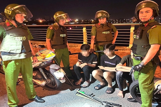 Nhóm thiếu niên mang theo súng tự chế phóng xe bạt mạng rồi chạy trốn cảnh sát