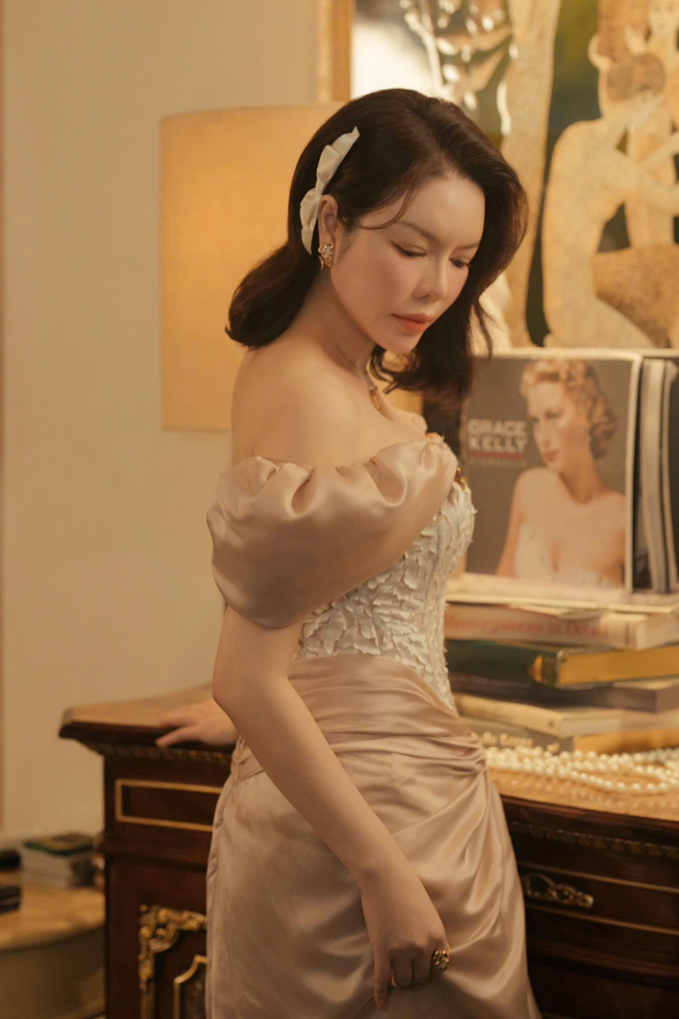 Sắc vóc 'nữ đại gia' Vbiz sở hữu bộ kim cương khủng vừa nhận được hoa cưới trong hôn lễ Hồ Quỳnh Hương Sắc vóc 'nữ đại gia' Vbiz sở hữu bộ kim cương khủng vừa nhận được hoa cưới trong hôn lễ Hồ Quỳnh Hương- Ảnh 12.