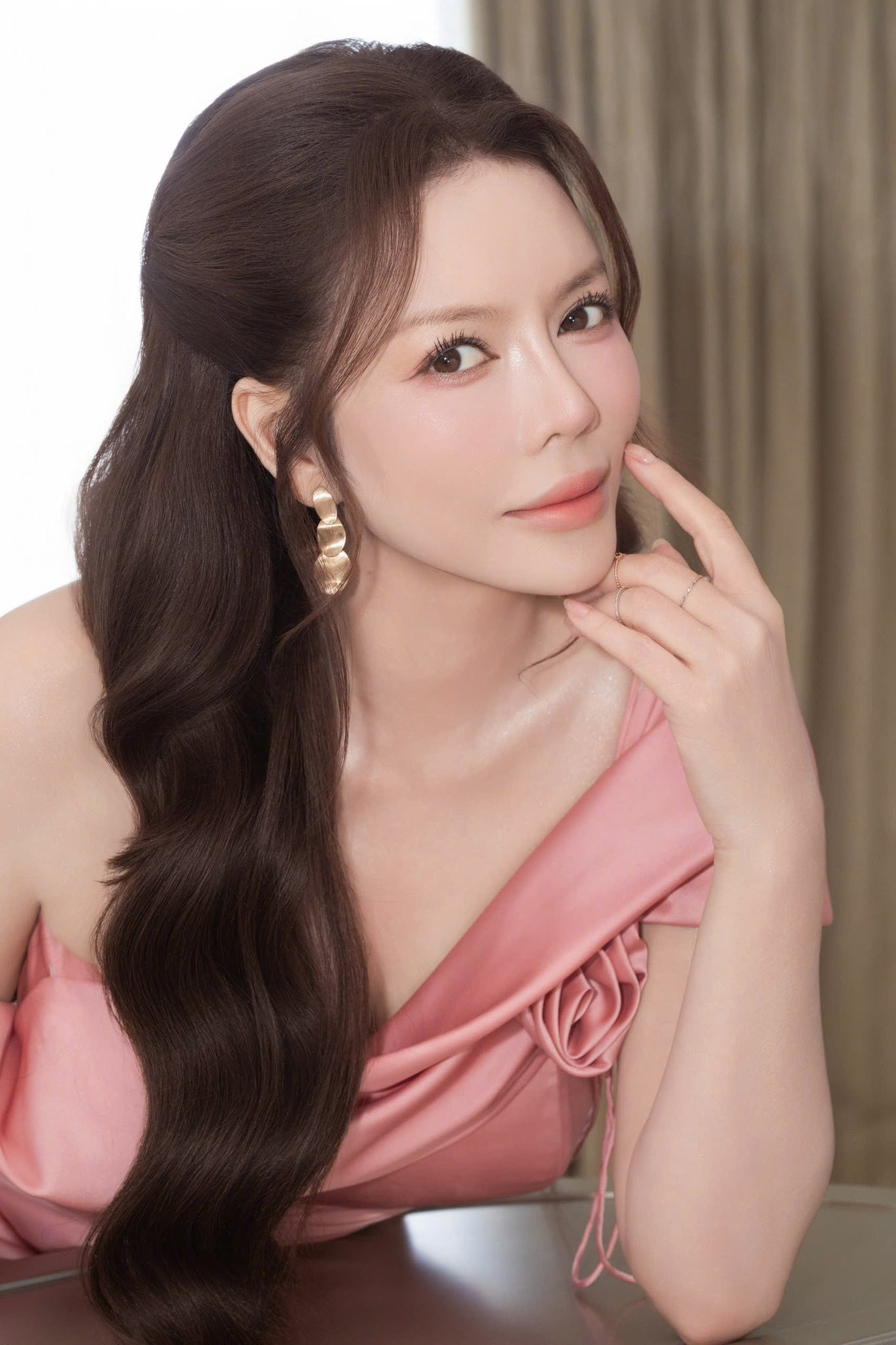 Sắc vóc 'nữ đại gia' Vbiz sở hữu bộ kim cương khủng vừa nhận được hoa cưới trong hôn lễ Hồ Quỳnh Hương Sắc vóc 'nữ đại gia' Vbiz sở hữu bộ kim cương khủng vừa nhận được hoa cưới trong hôn lễ Hồ Quỳnh Hương- Ảnh 2.