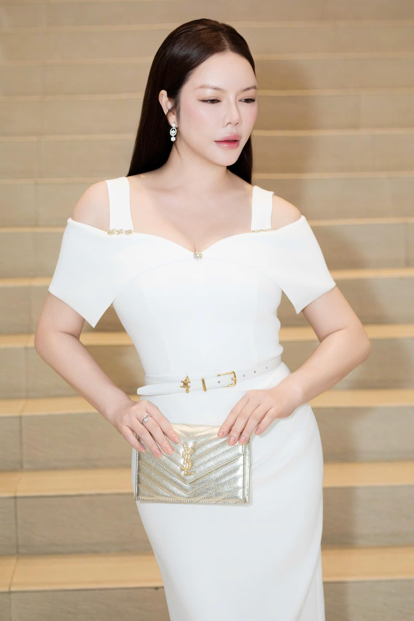 Sắc vóc 'nữ đại gia' Vbiz sở hữu bộ kim cương khủng vừa nhận được hoa cưới trong hôn lễ Hồ Quỳnh Hương Sắc vóc 'nữ đại gia' Vbiz sở hữu bộ kim cương khủng vừa nhận được hoa cưới trong hôn lễ Hồ Quỳnh Hương- Ảnh 10.