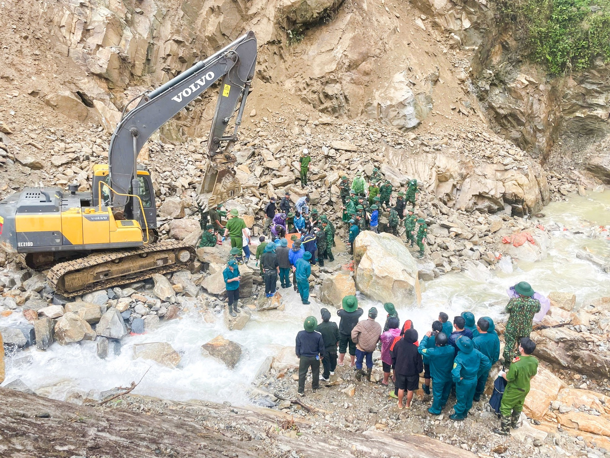 Vụ sạt lở công trường thủy điện ở Lai Châu: Tìm thấy 3 thi thể ảnh 3