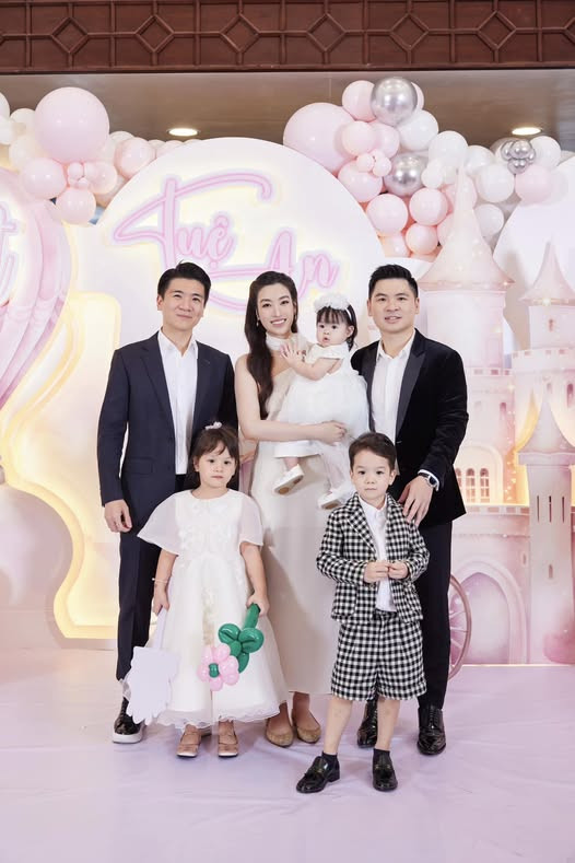 Anh chồng của Đỗ Mỹ Linh bất ngờ thông báo có con thứ 3 diện mạo em bé gây bất ngờ