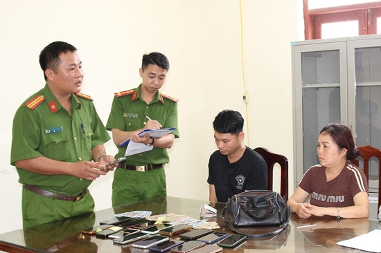 Bắt nhóm đối tượng dàn cảnh trộm cắp khi người dân chiêm bái xá lợi Phật