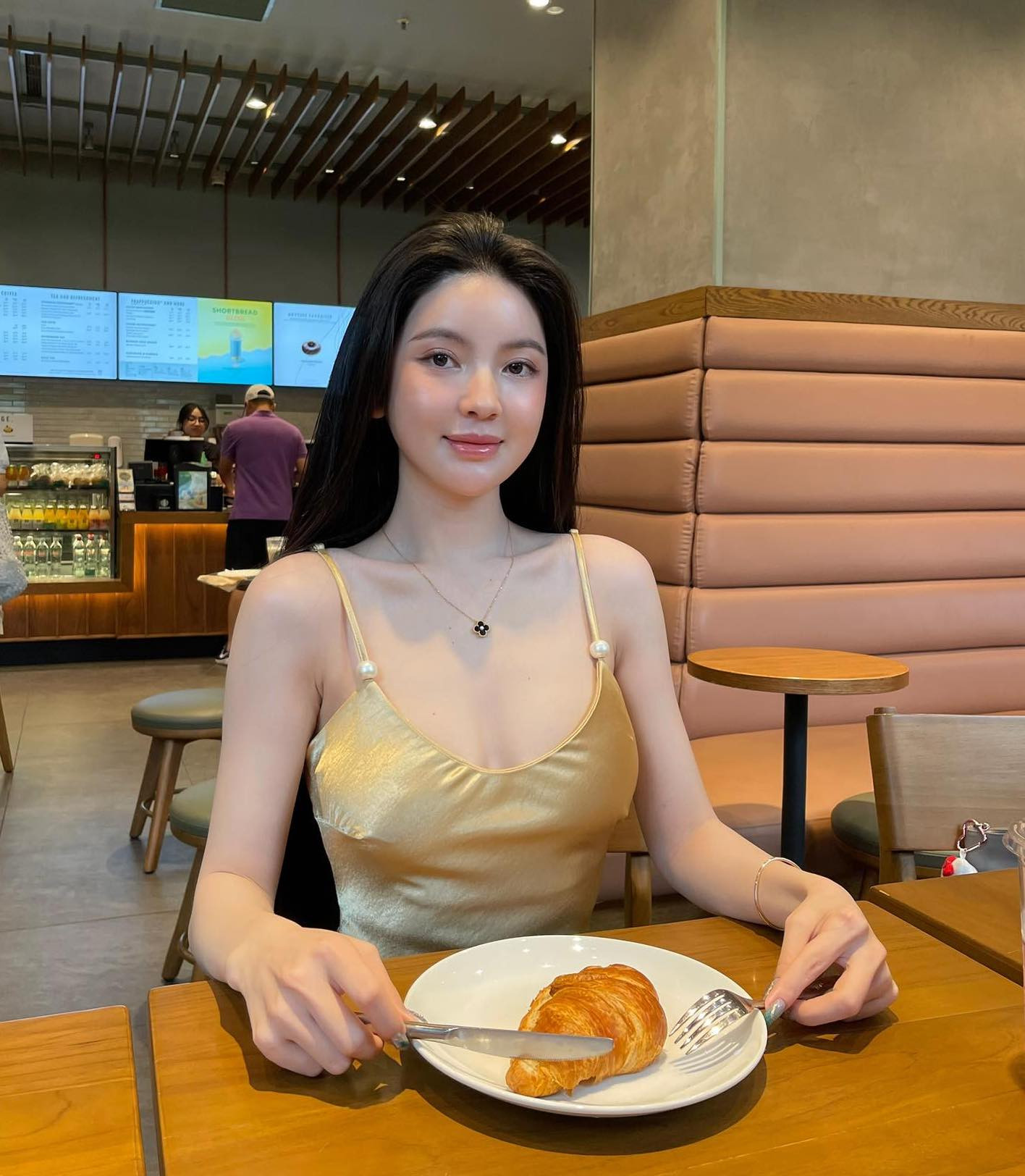 Mới chớm hè, bà xã Quang Hải đã lăng xê kiểu váy 2 dây - Ảnh 3.