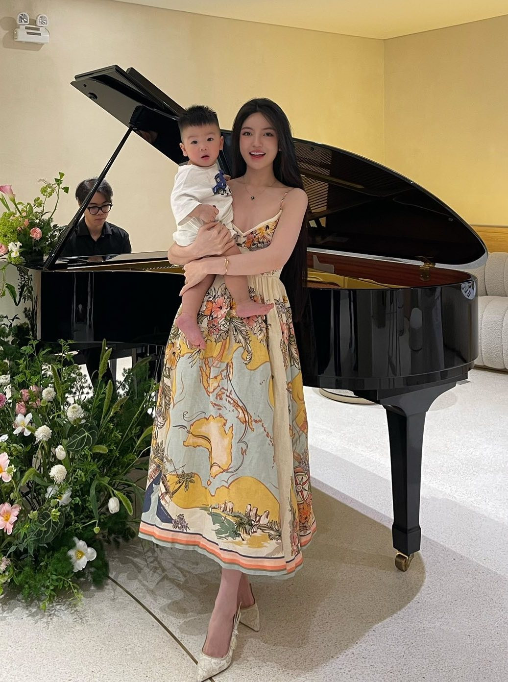 Chu Thanh Huyền diện váy 2 dây nuột nà, bảo sao Quang Hải mê mệt tặng xe tiền tỷ Mới chớm hè, bà xã Quang Hải đã lăng xê kiểu váy 2 dây - Ảnh 2.