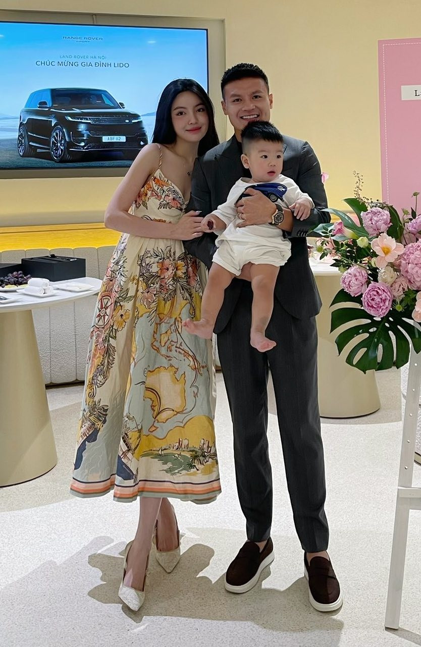 Chu Thanh Huyền diện váy 2 dây nuột nà, bảo sao Quang Hải mê mệt tặng xe tiền tỷ Mới chớm hè, bà xã Quang Hải đã lăng xê kiểu váy 2 dây - Ảnh 1.
