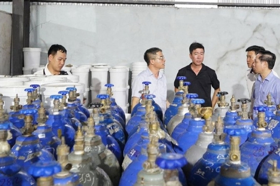 Phá đường dây sản xuất khí cười cực lớn, bắt 11 đối tượng