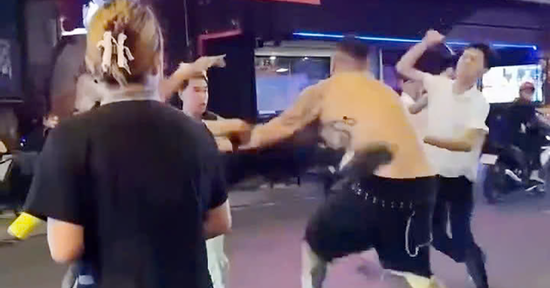 Xử lý nhóm người hành hung hội đồng du khách nước ngoài ở phố Tây TPHCM