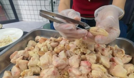 Chủ quán ăn kiếm 700 triệu/tháng nhờ livestream nhổ lông phao câu gà- Ảnh 1.