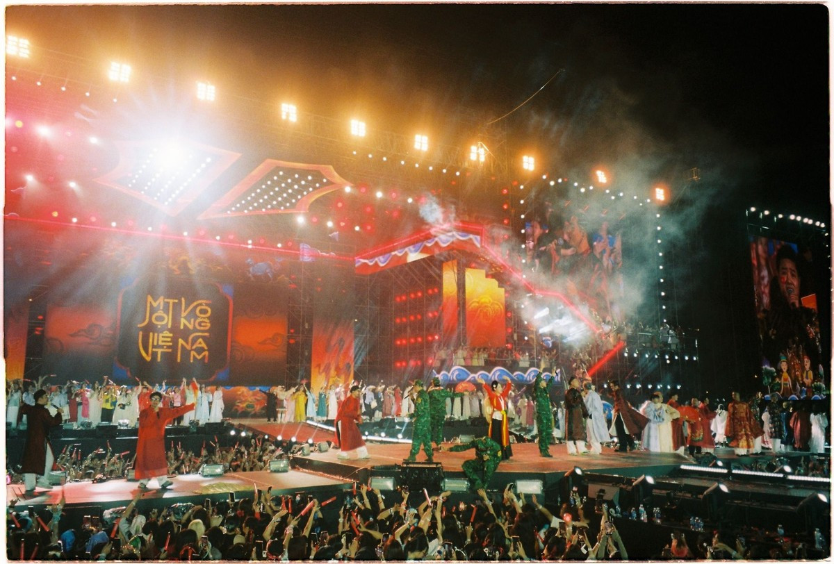 Góc khuất 33 nghệ sĩ ảnh 1