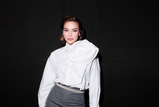 Hồ Ngọc Hà mặc váy siêu ngắn ngồi ghế giám khảo Điểm hẹn tài năng