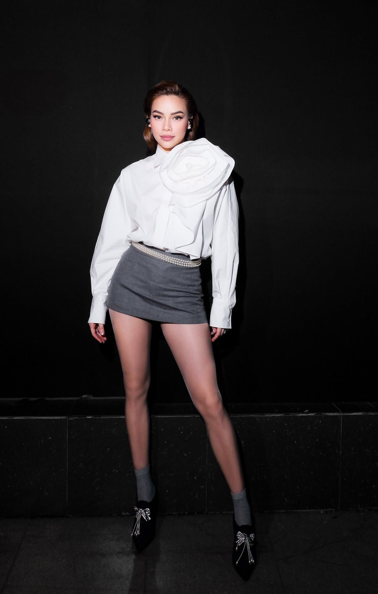 Hồ Ngọc Hà mặc váy siêu ngắn ngồi ghế giám khảo Điểm hẹn tài năng - Ảnh 1.