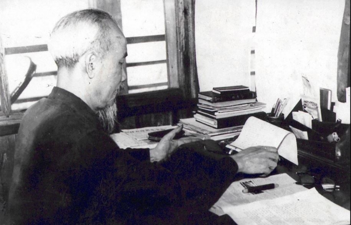 Bác Hồ làm việc tại tầng 2 nhà sàn trong Phủ Chủ tịch năm 1960. (Ảnh tư liệu: TTXVN)