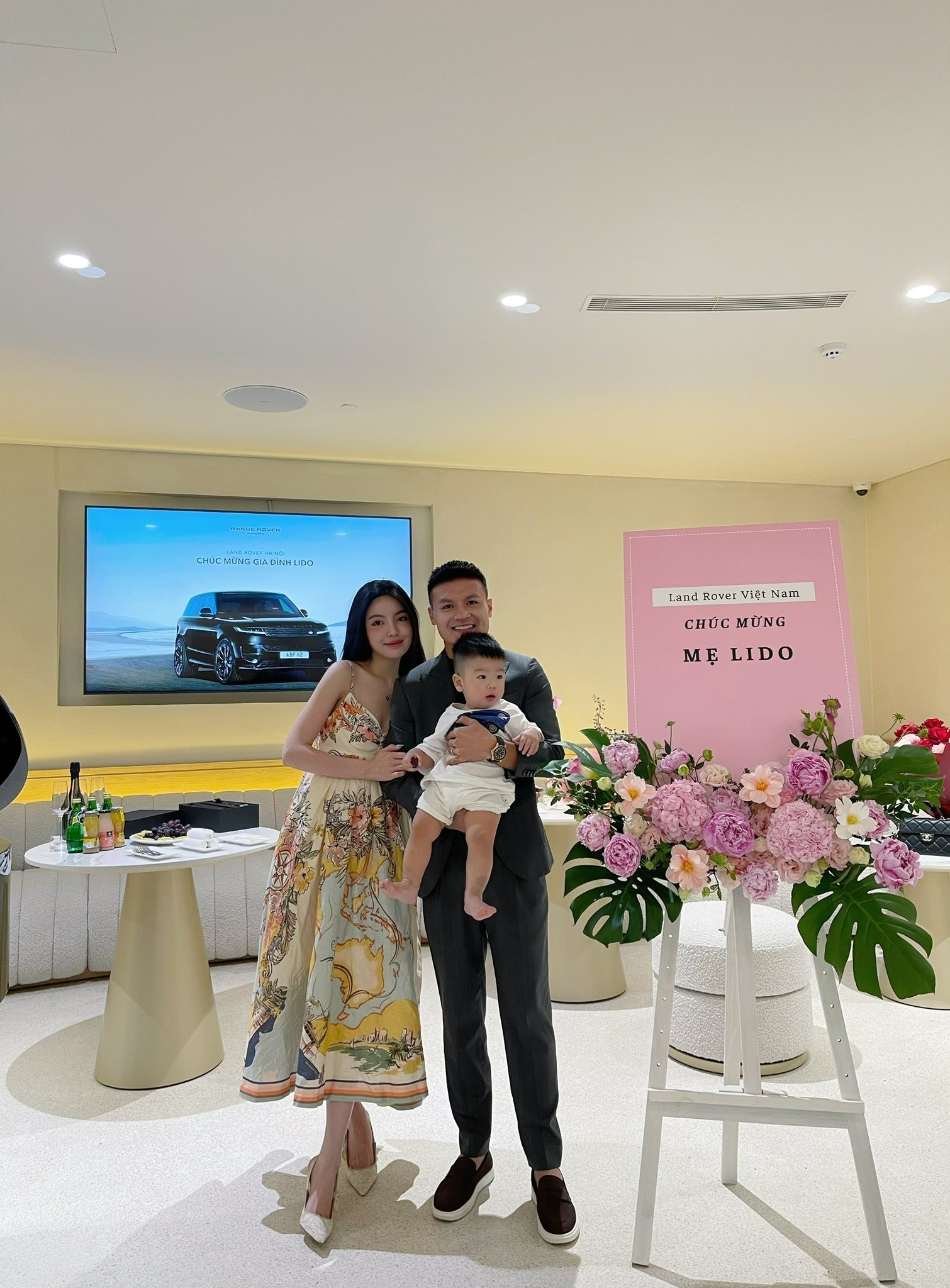 Quang Hải giàu cỡ nào mà dám 'vung tay' 10 tỷ mua siêu xe tặng vợ? Bạn thân Ý Nhi bị tố được BTC ưu ái ra mặt vì 1 khoảnh khắc gây tranh cãi ở Miss World