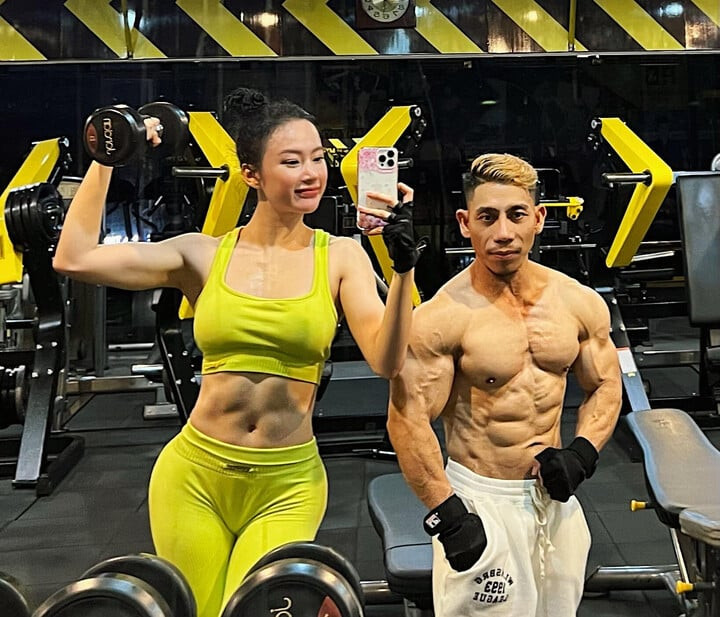 Thân hình ngày càng 'vạm vỡ' khó tin của Angela Phương Trinh Khoảng 2 tháng nay, nữ diễn viên theo chương trình tập luyện cường độ cao cùng huấn luyện viên là lực sĩ Phạm Văn Mách vì trước đó bỏ bê gym dẫn đến giảm 12kg, sức khỏe kém.