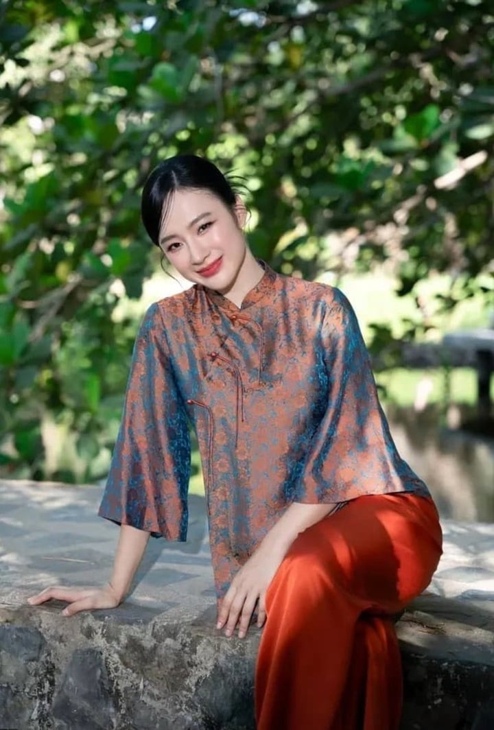 Thân hình ngày càng 'vạm vỡ' khó tin của Angela Phương Trinh Sau đó, cô dần rút lui khỏi showbiz để tập trung vào đời sống tinh thần, ăn chay trường, tu tập và xây dựng phong cách sống lành mạnh.