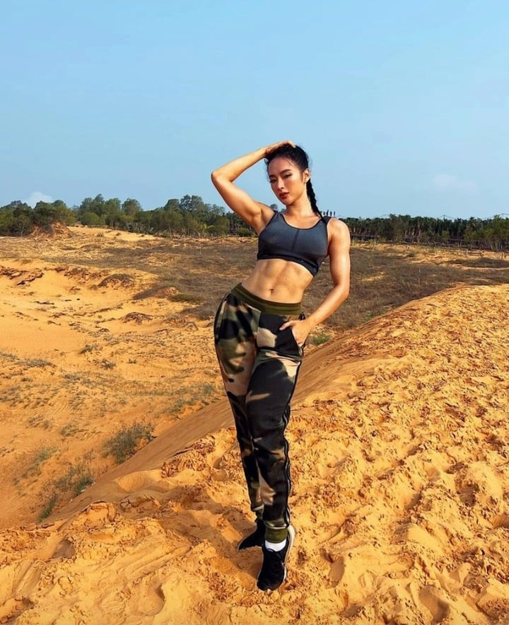 Thân hình ngày càng 'vạm vỡ' khó tin của Angela Phương Trinh Nhiều người cũng cho rằng thân hình vạm vỡ, đô con hoàn toàn không phù hợp với gương mặt xinh đẹp của Angela Phương Trinh.