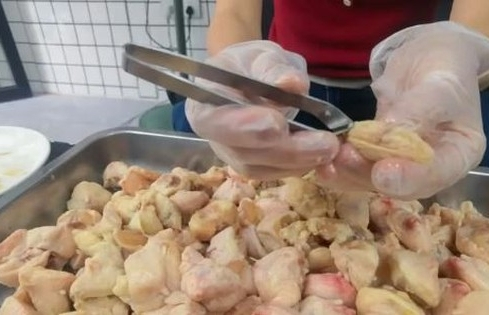 Chủ quán ăn kiếm 700 triệu/tháng nhờ livestream nhổ lông phao câu gà