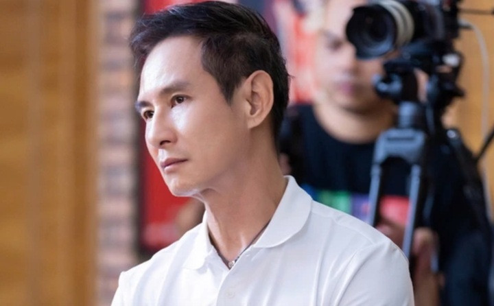 'Lật mặt 8: Vòng tay nắng' của Lý Hải cán mốc 100 tỷ đồng Lý Hải lên tiếng khi phim bị nhận xét là một bước thụt lùi trong sự nghiệp điện ảnh của anh.