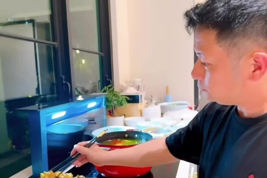 Nghỉ lễ, học Bằng Kiều nấu 'bún chửi' chuẩn vị Hà Nội