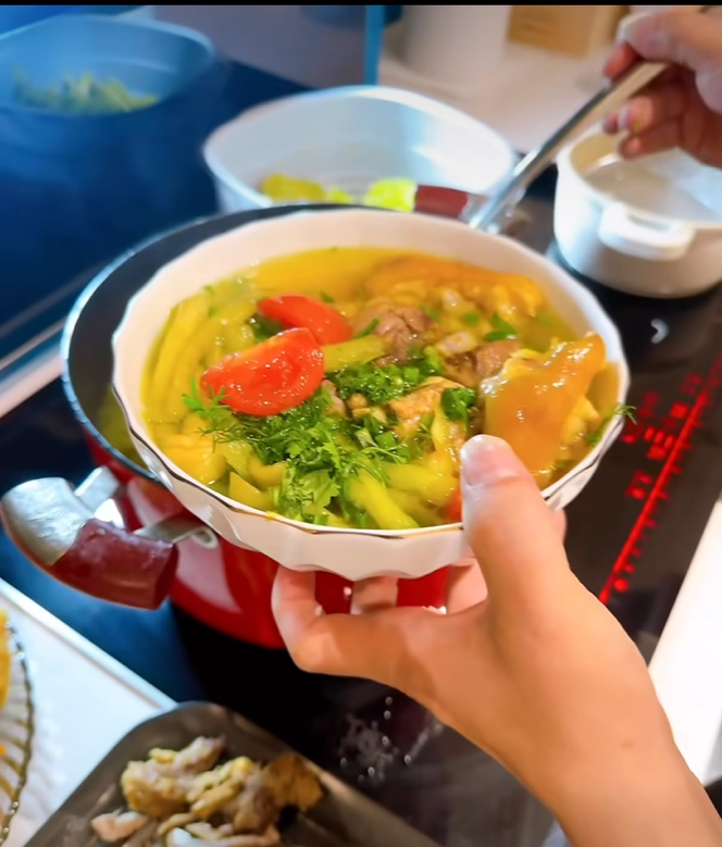 Nghỉ lễ, học Bằng Kiều nấu 'bún chửi' chuẩn vị Hà Nội Nghỉ lễ, học Bằng Kiều nấu 'bún chửi' chuẩn vị Hà Nội- Ảnh 2.