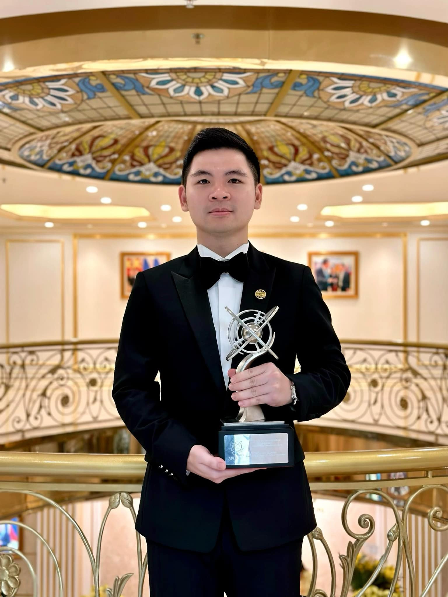 chồng Đỗ Mỹ Linh ra ngoài dát hàng hiệu tiền tỷ về nhà làm bố bỉm đích thực