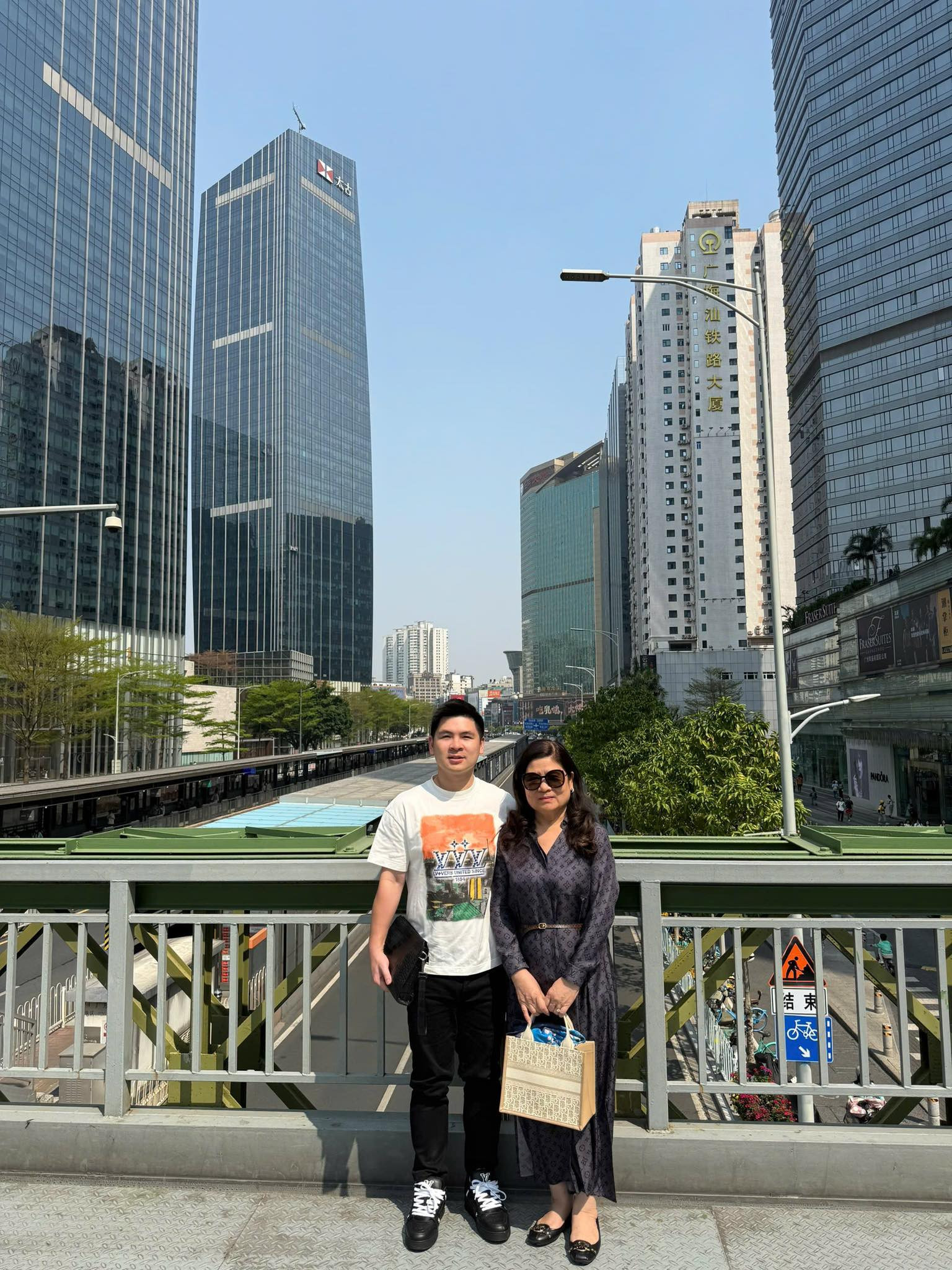 chồng Đỗ Mỹ Linh ra ngoài dát hàng hiệu tiền tỷ về nhà làm bố bỉm đích thực