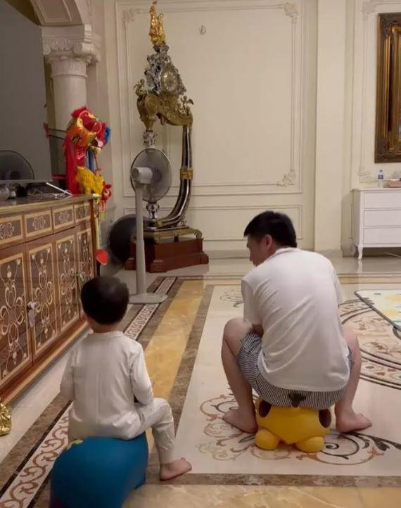 chồng Đỗ Mỹ Linh ra ngoài dát hàng hiệu tiền tỷ về nhà làm bố bỉm đích thực