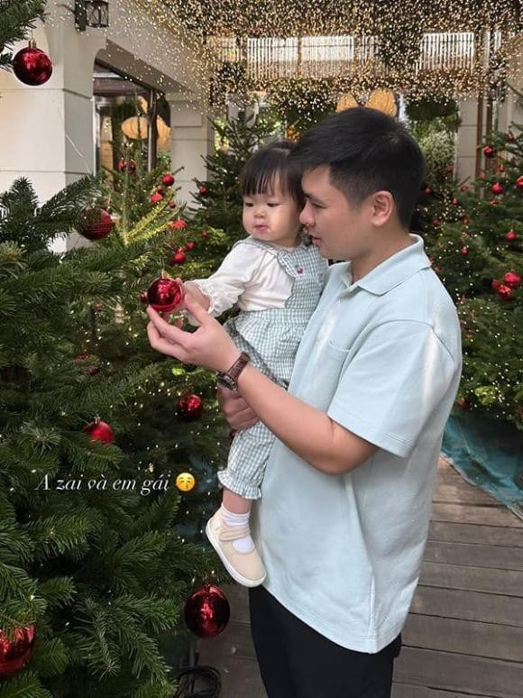 chồng Đỗ Mỹ Linh ra ngoài dát hàng hiệu tiền tỷ về nhà làm bố bỉm đích thực